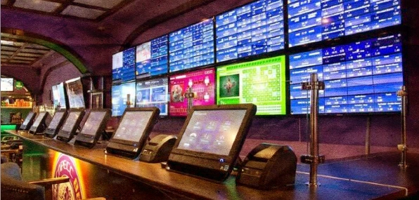 Пользователь из Казахстана делает ставку на спорт через мобильное приложение букмекера